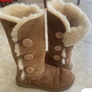 🌹Cozy UGGS Tan Shearling Boots with Button Detail